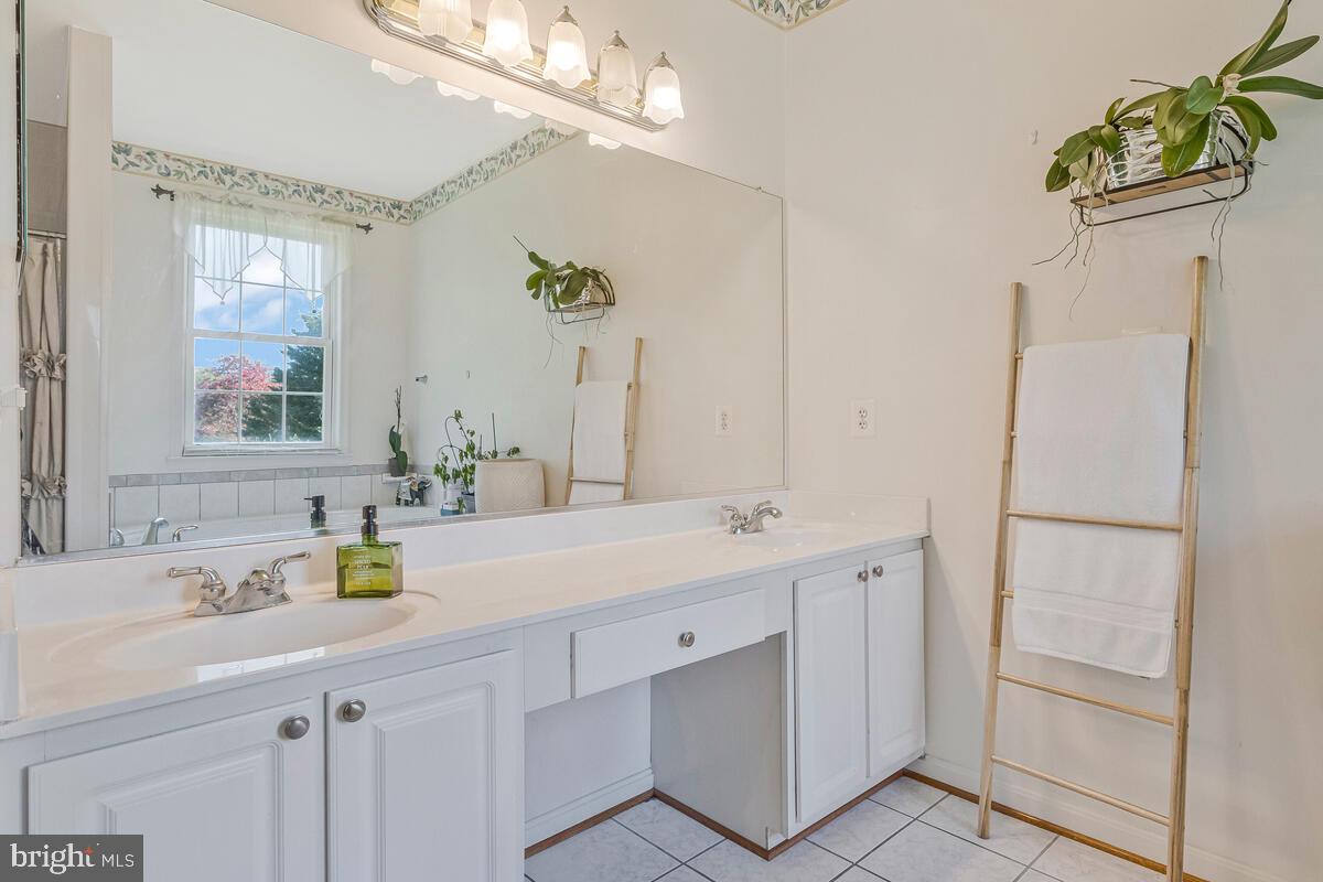 TWIN LAKES - Residential