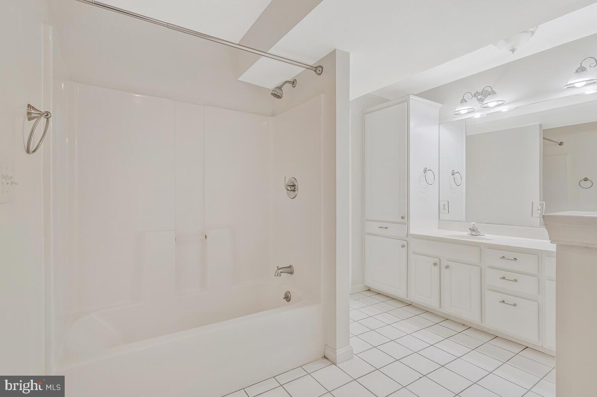 TWIN LAKES - Residential