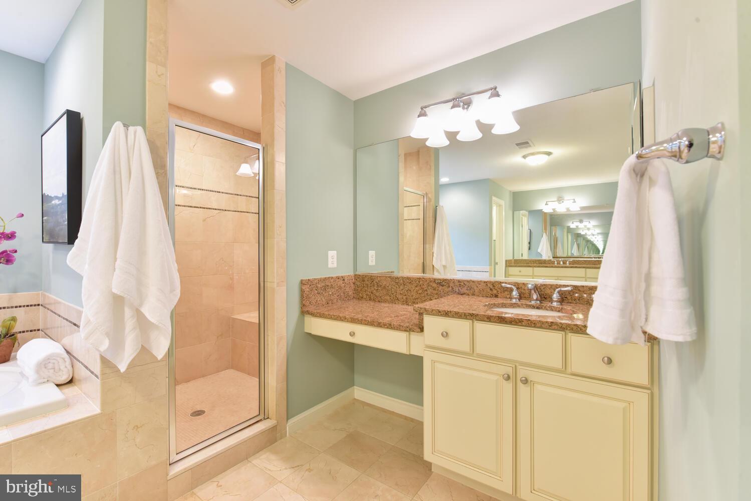 COUNTRY CLUB - Residential