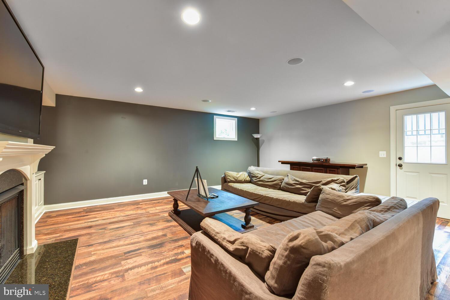 COUNTRY CLUB - Residential