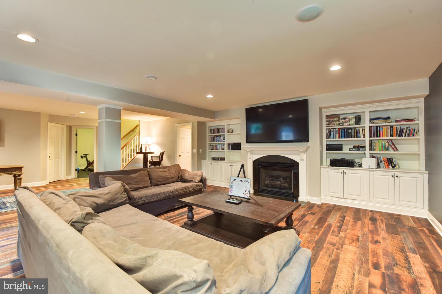 COUNTRY CLUB - Residential