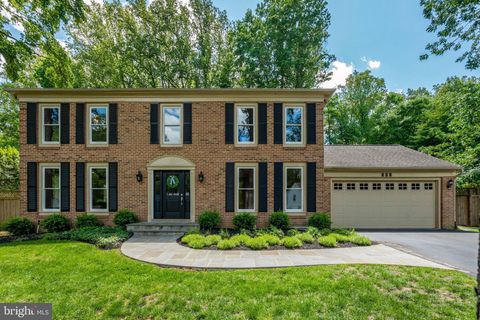 Photo of 757 Ridge Drive, MCLEAN, VA 22101 (MLS # VAFX2310828)