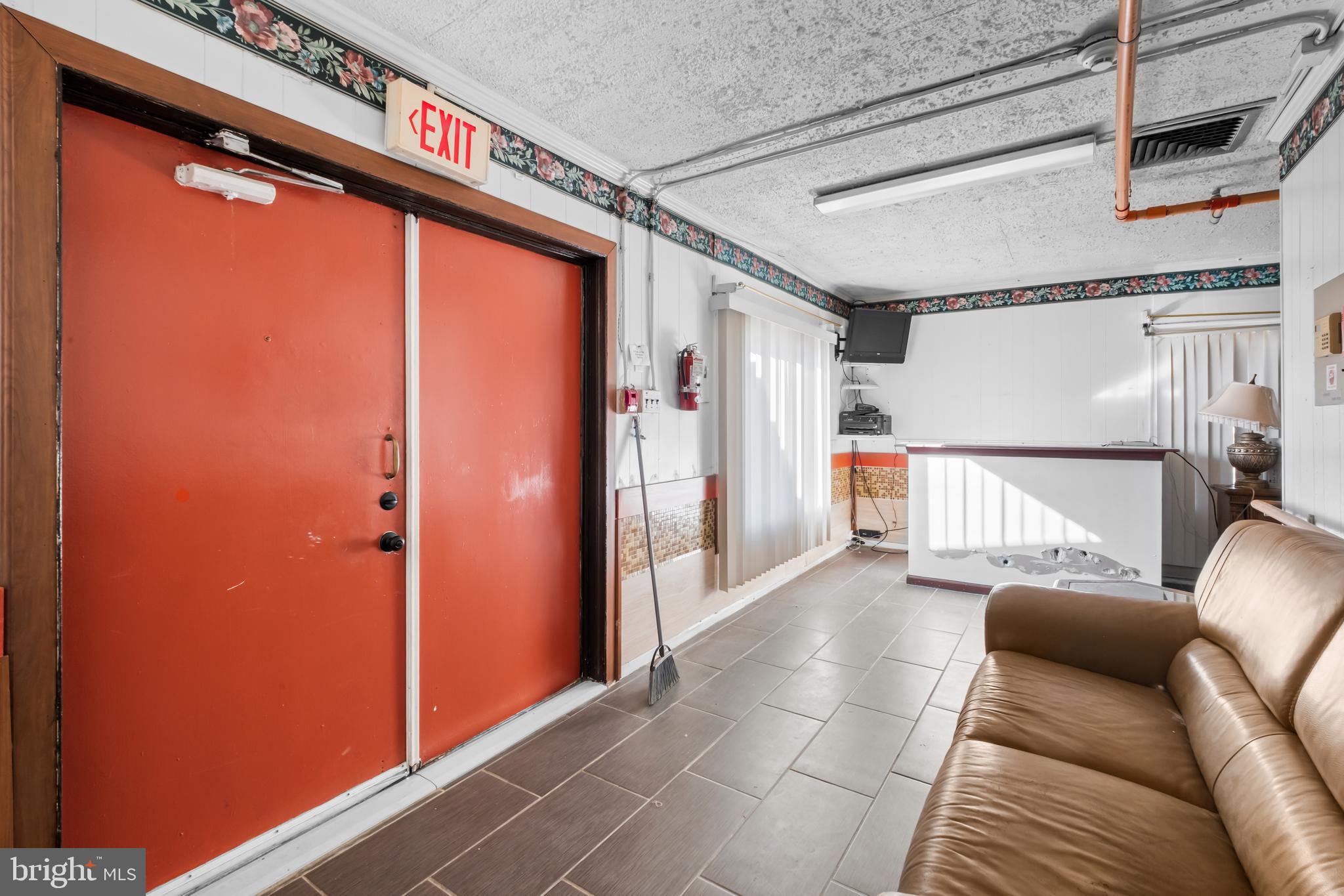 FRANKFORD - Commercial Sale