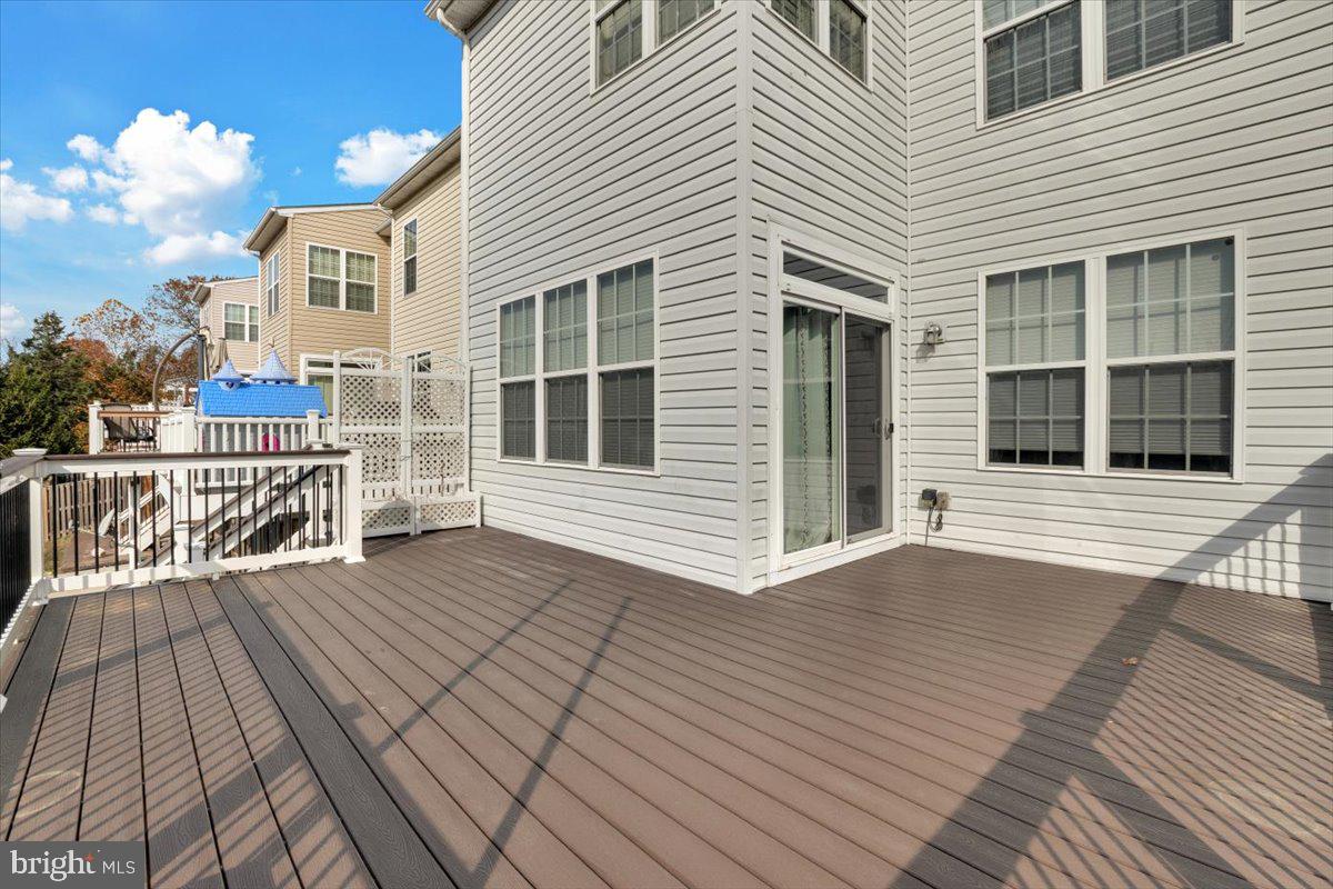 STRATSHIRE CROSSING - Residential Lease