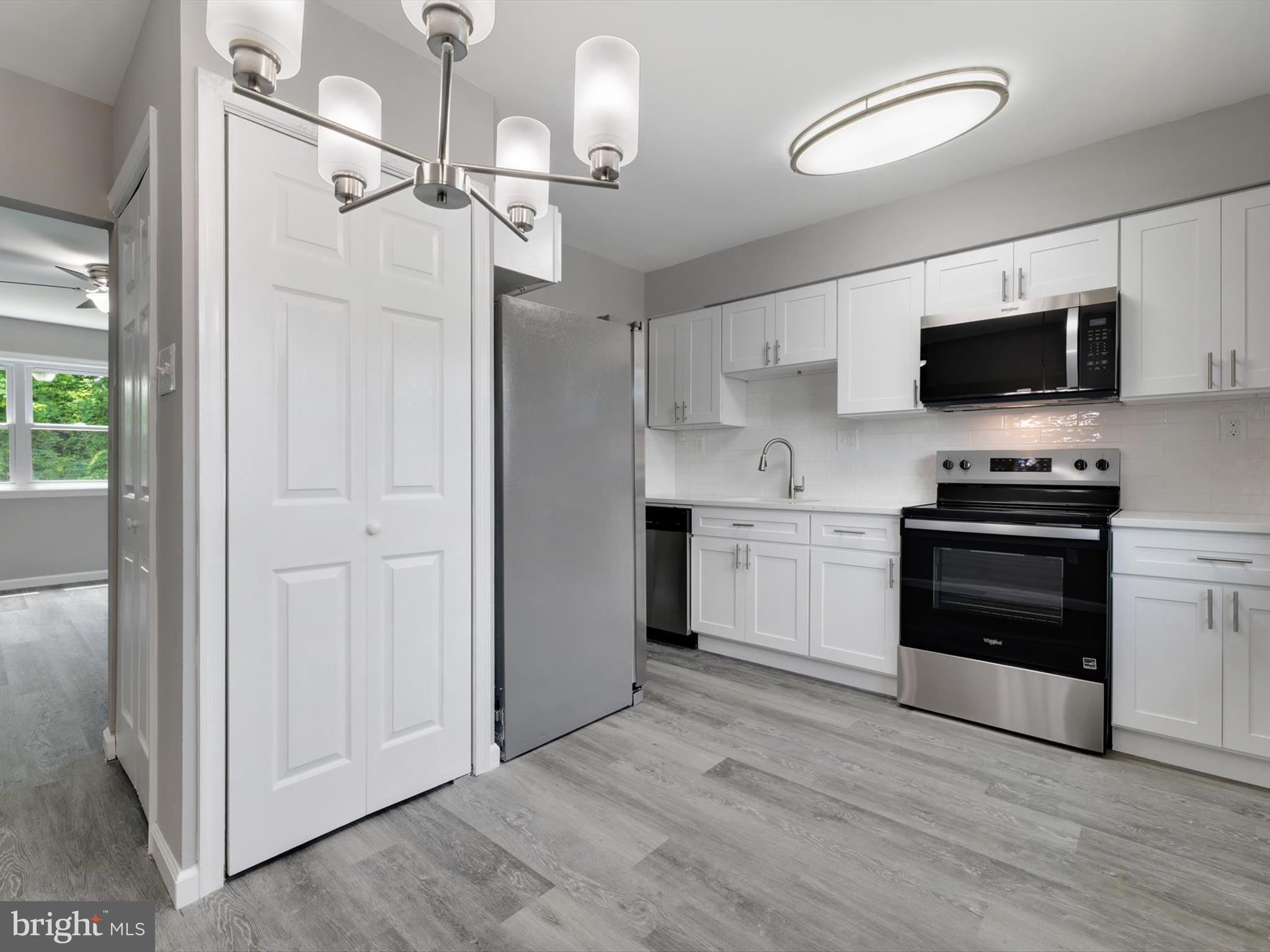 23 MIDDLEVIEW COURT