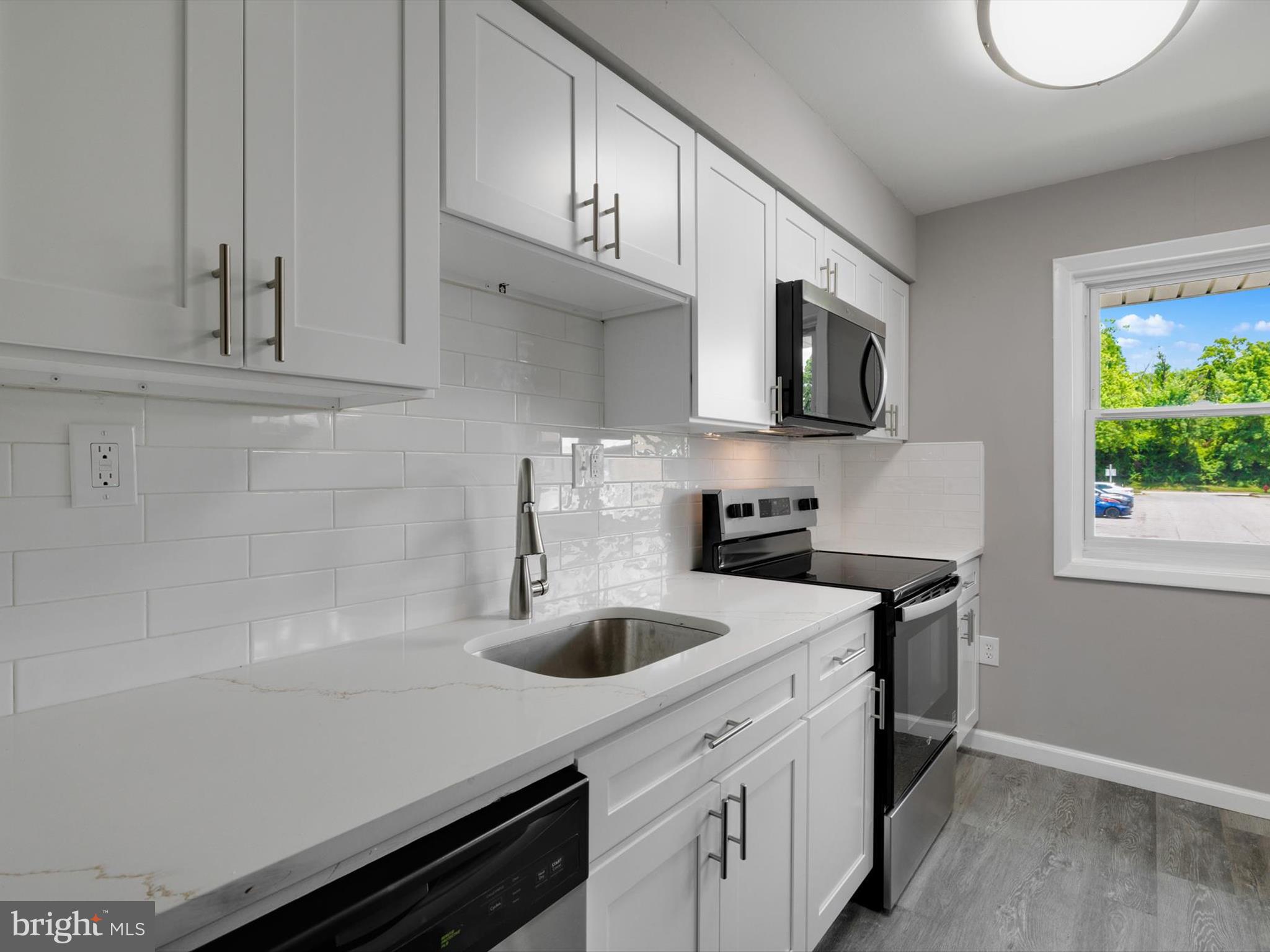 23 MIDDLEVIEW COURT