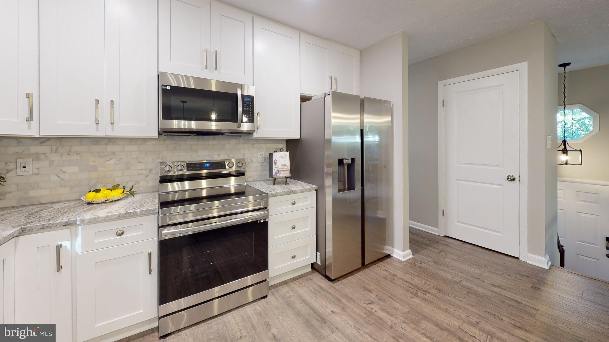 COUNTRY LAKES - Residential