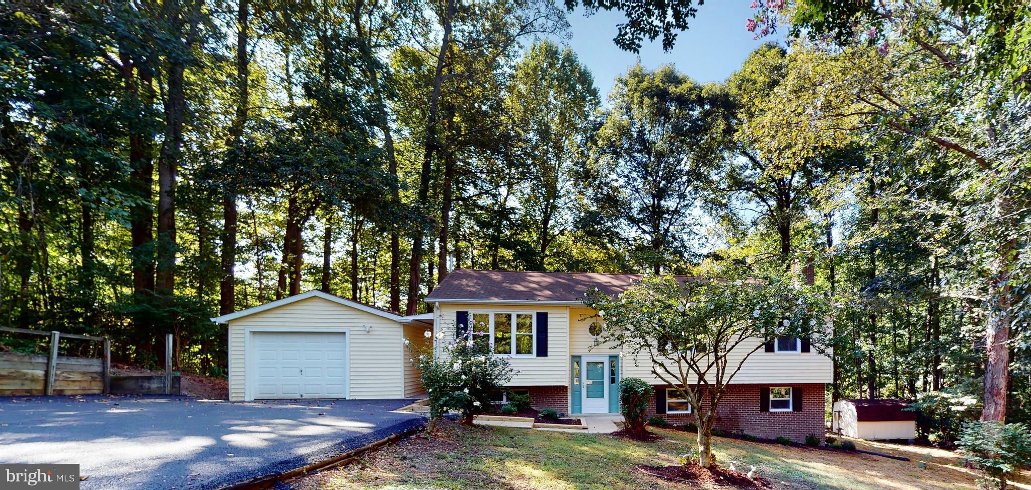 COUNTRY LAKES - Residential