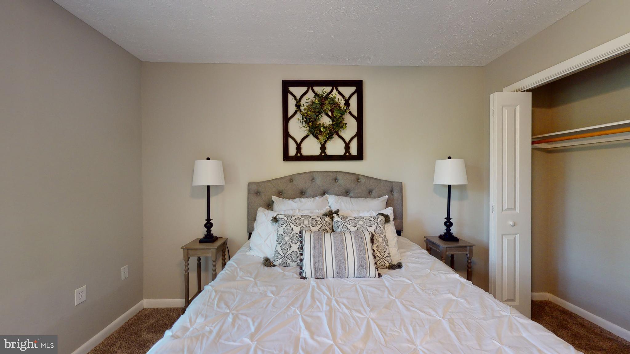 COUNTRY LAKES - Residential