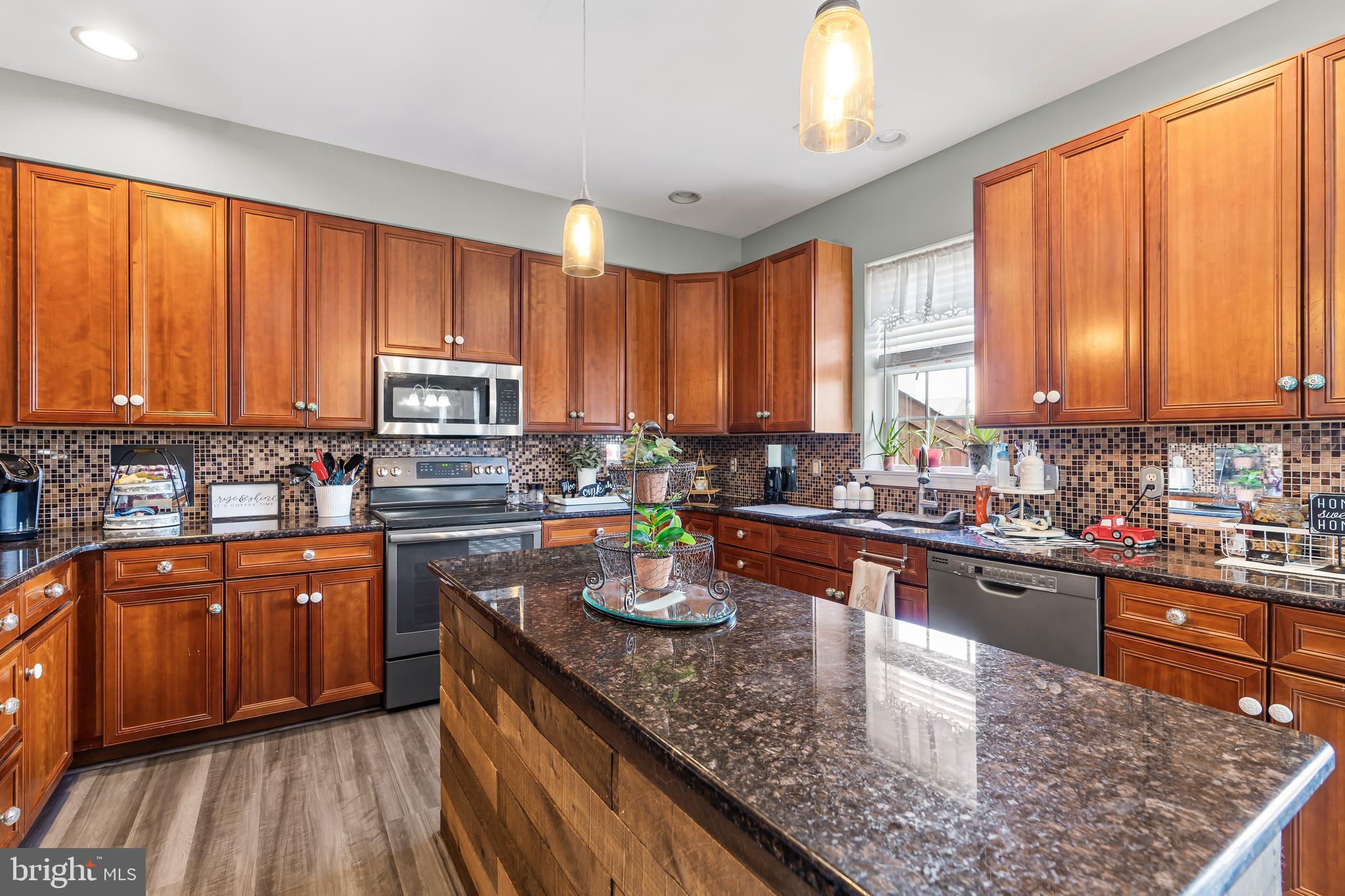 ROLLING HILLS - Residential