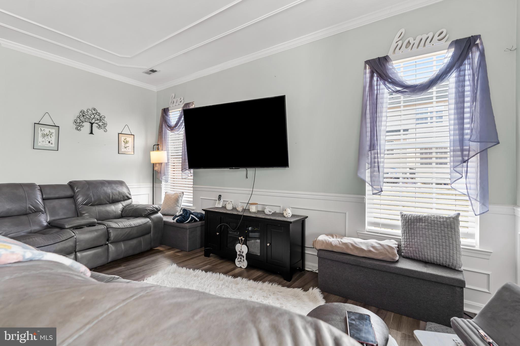 ROLLING HILLS - Residential