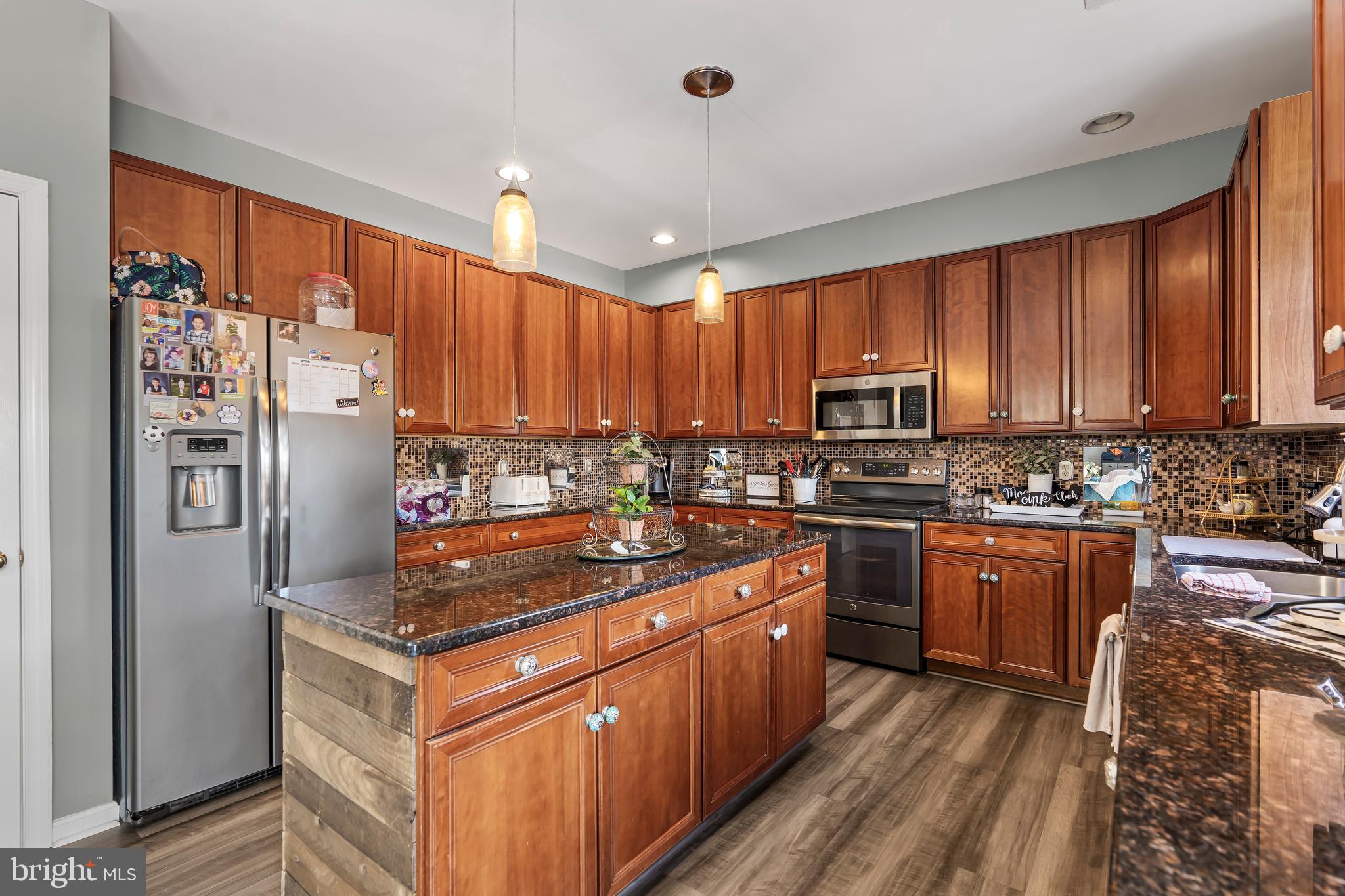 ROLLING HILLS - Residential