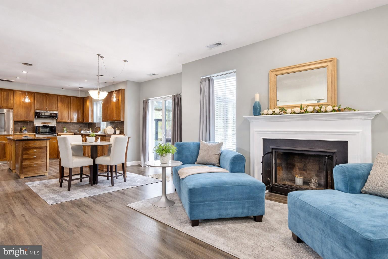 ROLLING HILLS - Residential