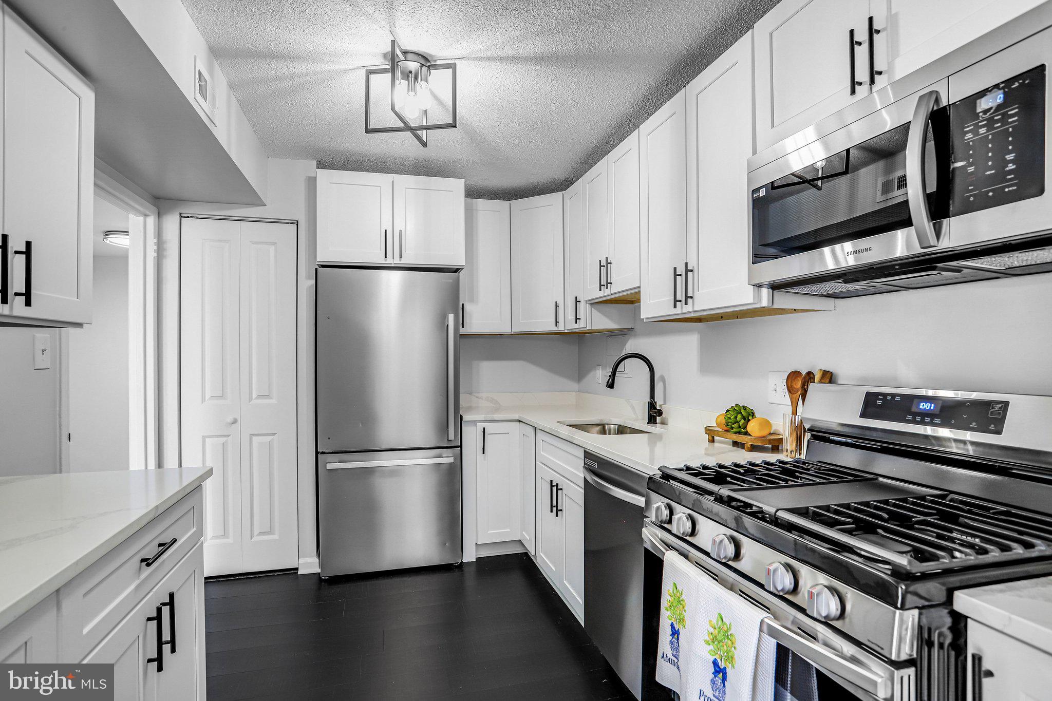 PRESIDENTIAL TOWERS - Residential