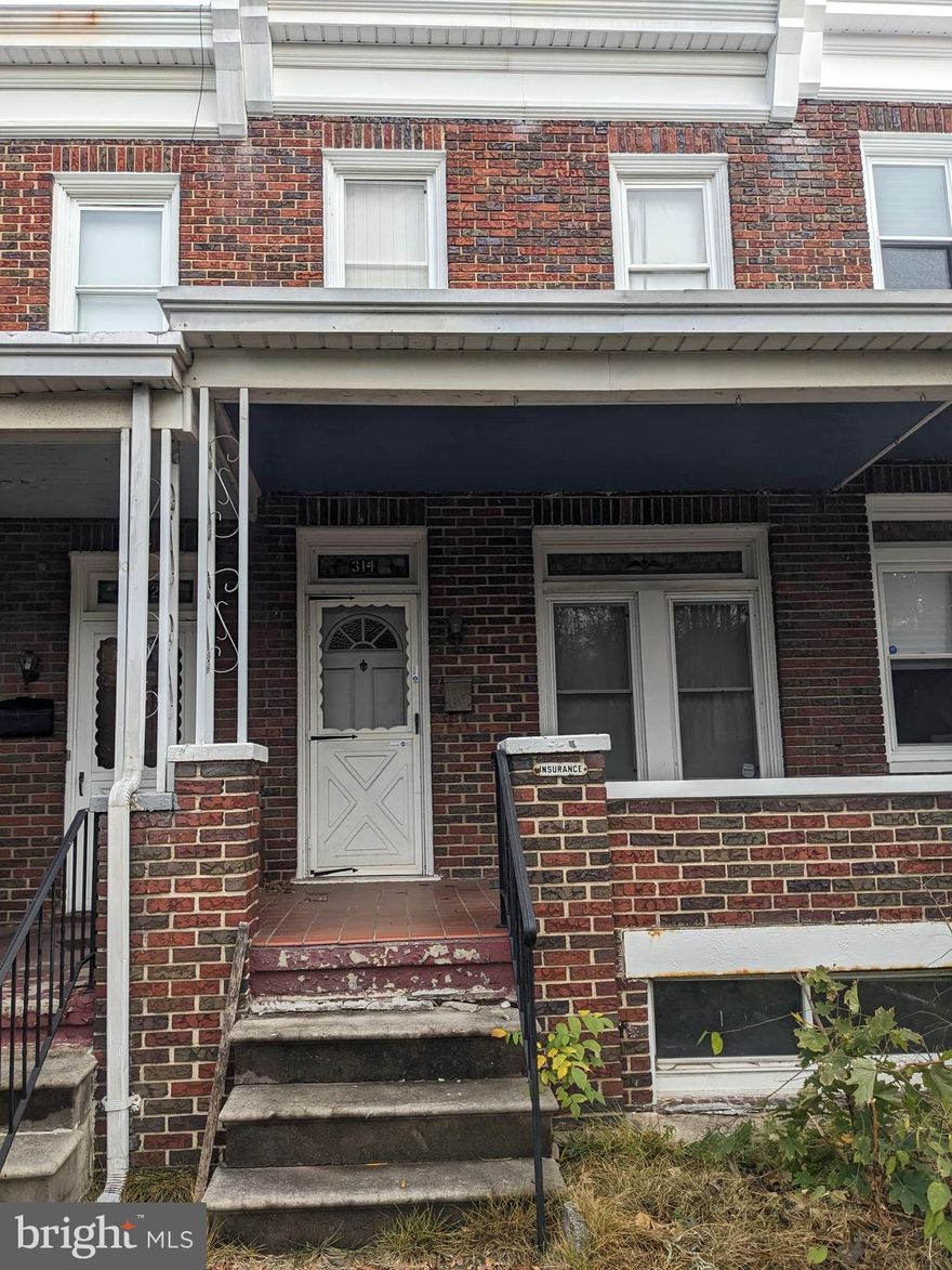Investor Alert! Rehab oppportunity in Brooklyn . 
3 BR porchfront Townhouse with charm and terrific upside ARV 
3 levels, large eat in kitchen, separate living and dining areas, gas heat and fenced yard 
See recent sale at 316 Washburn for resale comp