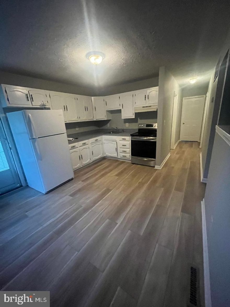 CUTE TWO BEDROOMS AND ONE BATHROOM APARTMENT. HOME HAS NEW FLOORING AND FRESHLY PAINTED. HOME HAS LAUNDRY ROOM AND NICE SIZE BEDROOMS.