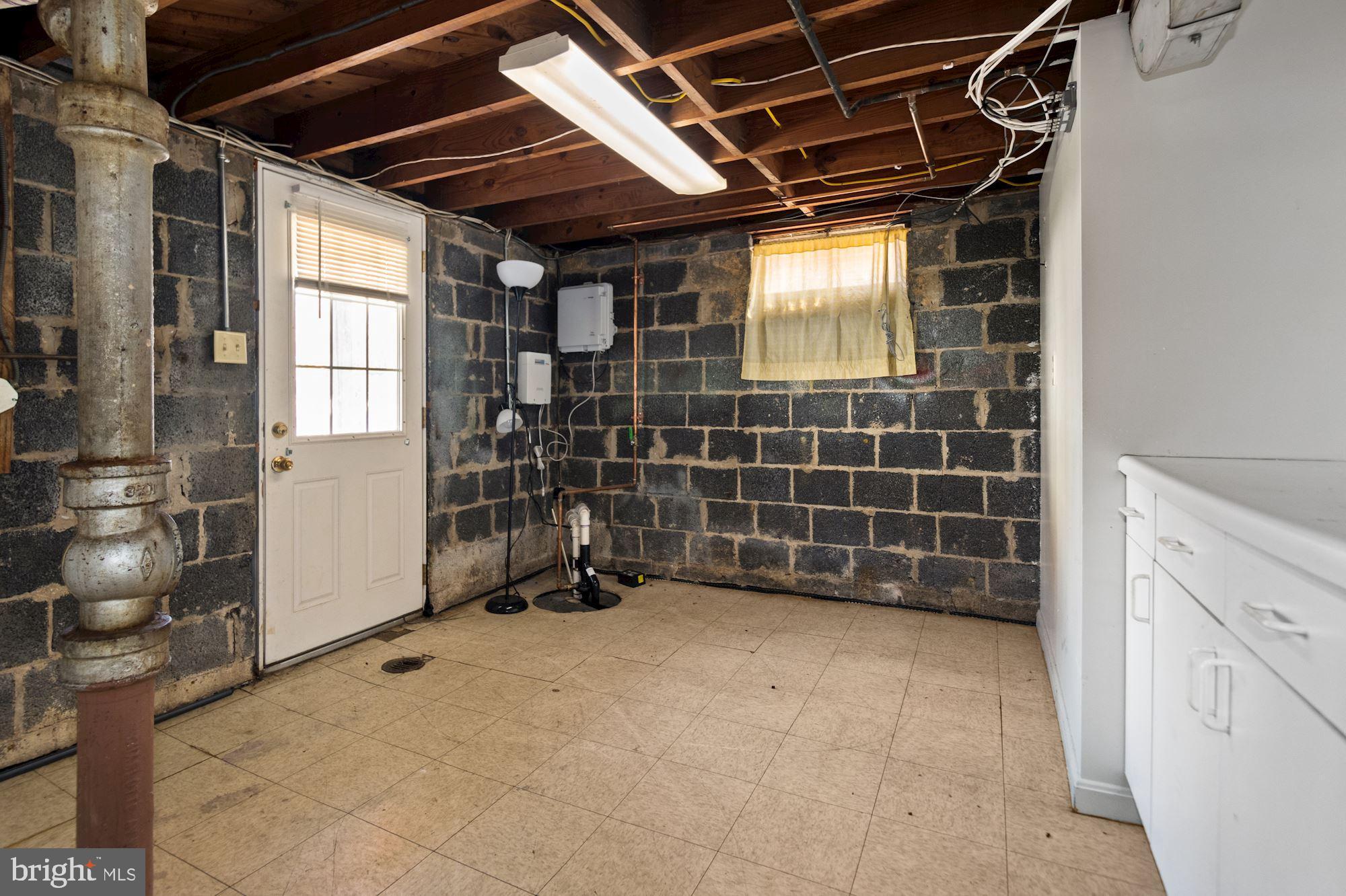 HOLLYWOOD ON THE HILL - Residential Lease