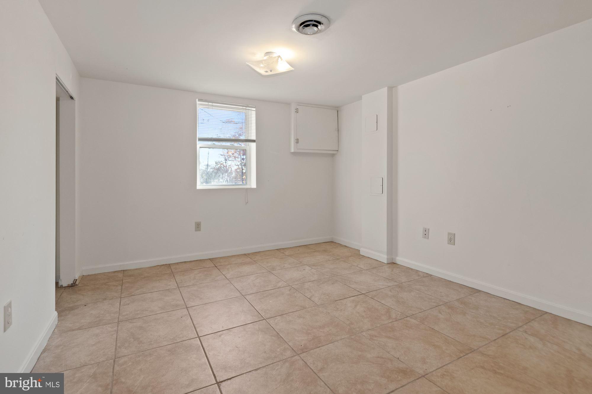 HOLLYWOOD ON THE HILL - Residential Lease