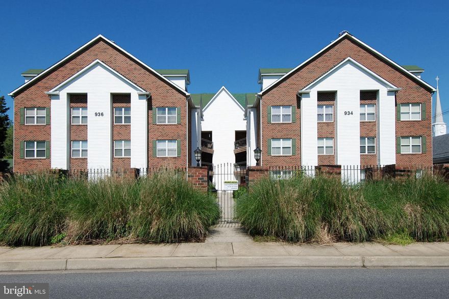 Carefree living in Conte Gardens Condo.  Stairless living. Bright and cheerful.  Super location stroll to Annapolis shopping district, Post Office, gym and all the fun activities of Eastport.  2 bedrooms and 2 baths all on one level living.  Secure building.  Freshly painted throughout. New carpet, ceiling fans, and window treatments.  Cool stainless steel appliances.  All oak cabinetry in cook's kitchen. Cozy breakfast area. Assigned 1 parking space #5 and security entrance on the parking side of the building. Convenient living and best walking location. Come fall in love with Eastport.