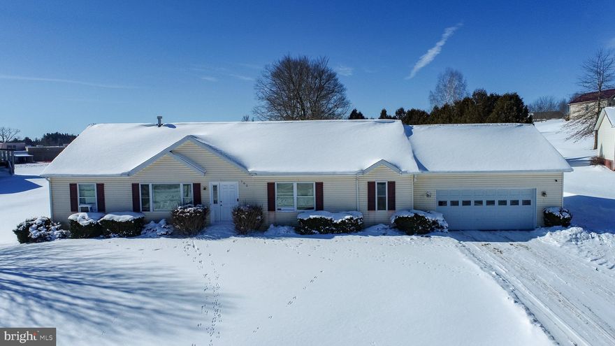 Welcome to easy, one-level living at 702 Sunshine Dr! This well-maintained 3-bedroom, 2-bath home offers a functional layout with everything you need on one floor. Enjoy the convenience of an attached garage, a fenced backyard, and a covered back porch—perfect for morning coffee, outdoor dining, or relaxing in any weather. Located just minutes from downtown Oakland, this home puts you close to local schools, shopping, dining, and Broadford Park. Whether you’re looking for your first home, downsizing, or a low-maintenance lifestyle, this Sunshine Dr property delivers comfort, convenience, and a great location.