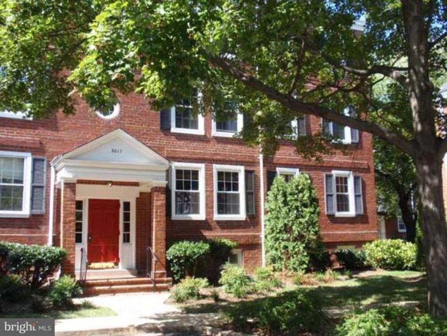 UPDATED 2BR/1BA CONDO: NEW BATHROOM,KITCHEN CABINETS,CARPET,PAINT*HWD FLOORS LIVING ROOM*SPACIOUS PLUS LL 20X20 STORAGE ROOM WITH WINDOW COULD BE USED AS OFFICE/STUDIO*W/D IN UNIT*PETS OK CASE BY CASE*OFF STREET PARKING*AVL IMMEDIATELY*1 TO 2 YEAR LEASE*GREAT LOCATION IN FAIRLINGTON: POOLS,TENNIS,WALKABLE/BIKEABLE TREED NEIGHBORHOOD,EASY 395 ACCESS*CLOSE TO SHIRLINGTON