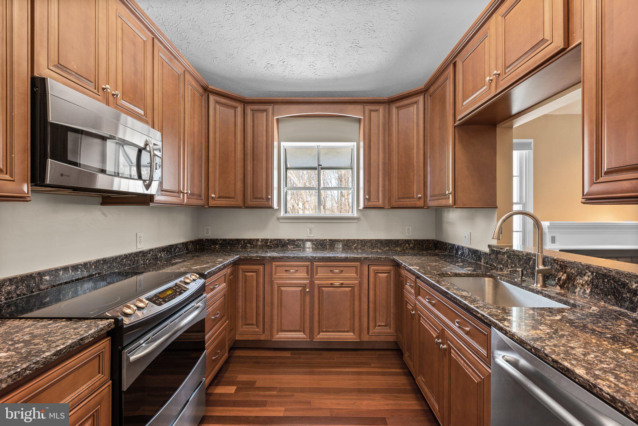 CONSTANT FRIENDSHIP - Residential