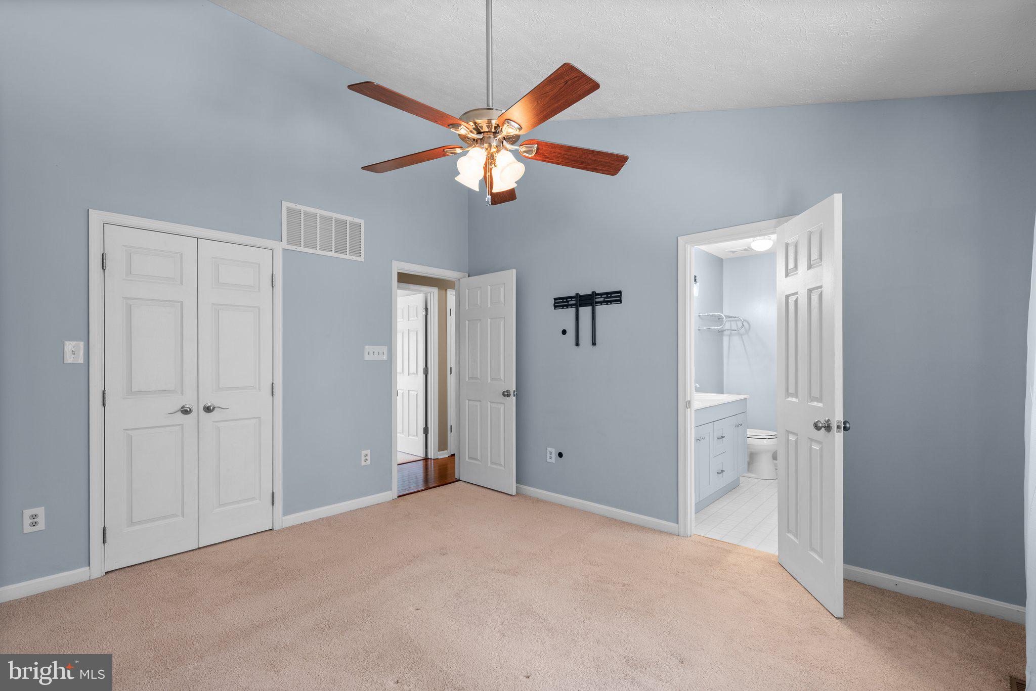 CONSTANT FRIENDSHIP - Residential