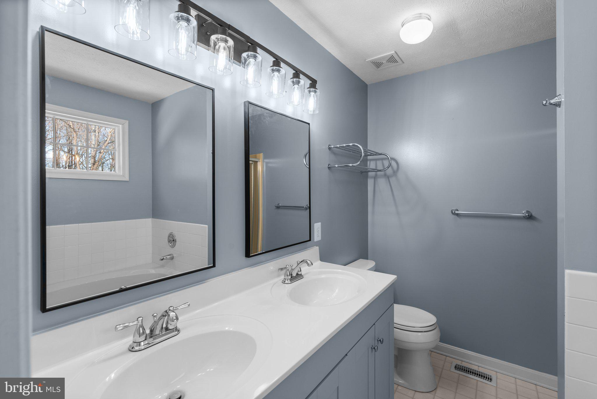 CONSTANT FRIENDSHIP - Residential