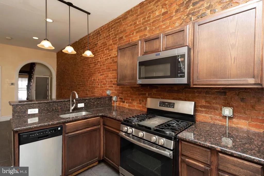 2253 N SYDENHAM STREET