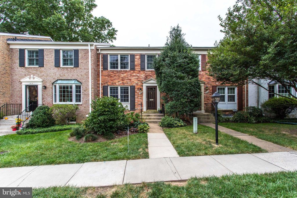 Photo of 1608 Dunterry Place, MCLEAN, VA 22101 (MLS # VAFX2301644)