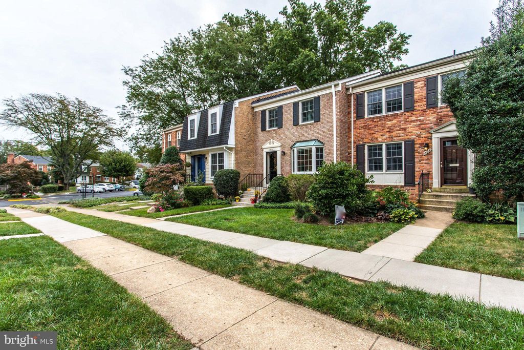 Photo of 1608 Dunterry Place, MCLEAN, VA 22101 (MLS # VAFX2301644)