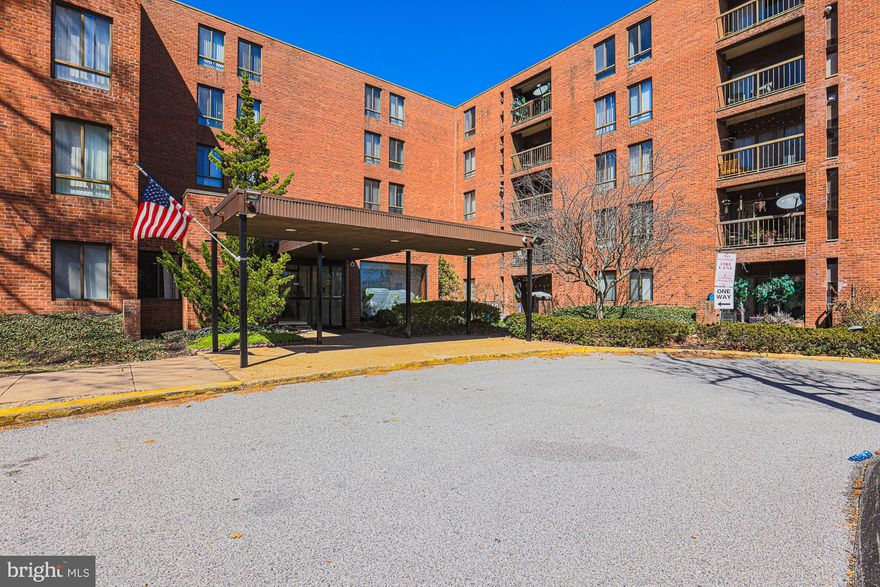 2 bed 2 bath condo in the Clubhouse Condominium.  Freshly painted, new flooring and carpeting, balcony