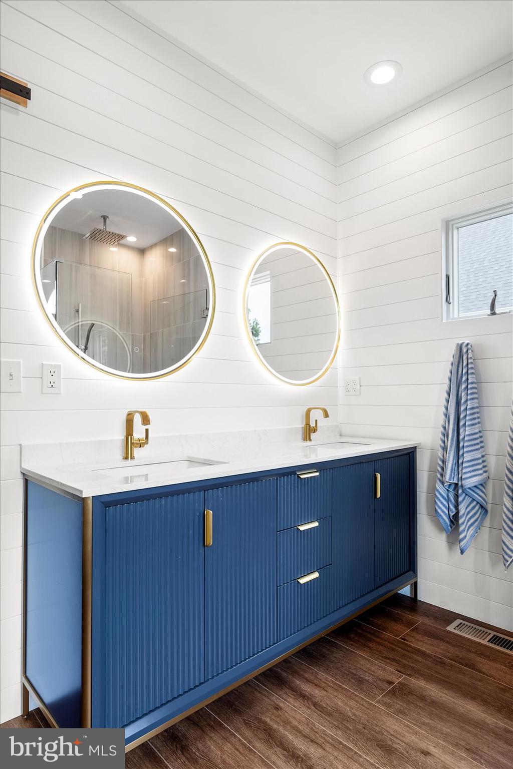 WHISPERING WOODS - Residential