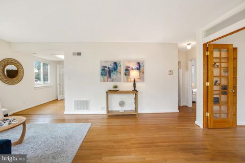 Photo of 5808 Sonoma Road, BETHESDA, MD 20817 (MLS # MDMC2172028)