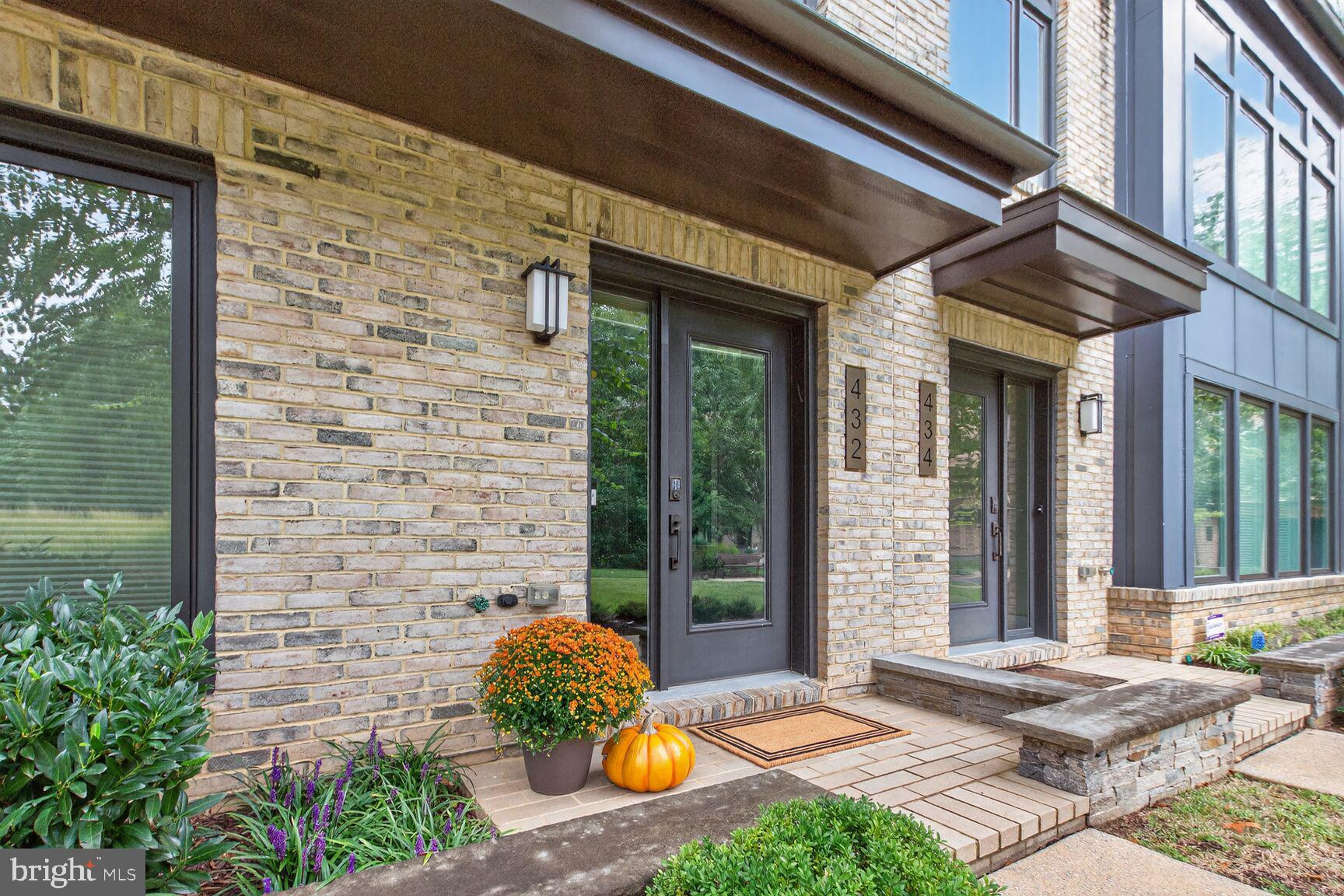 432 BARLOW PLACE
