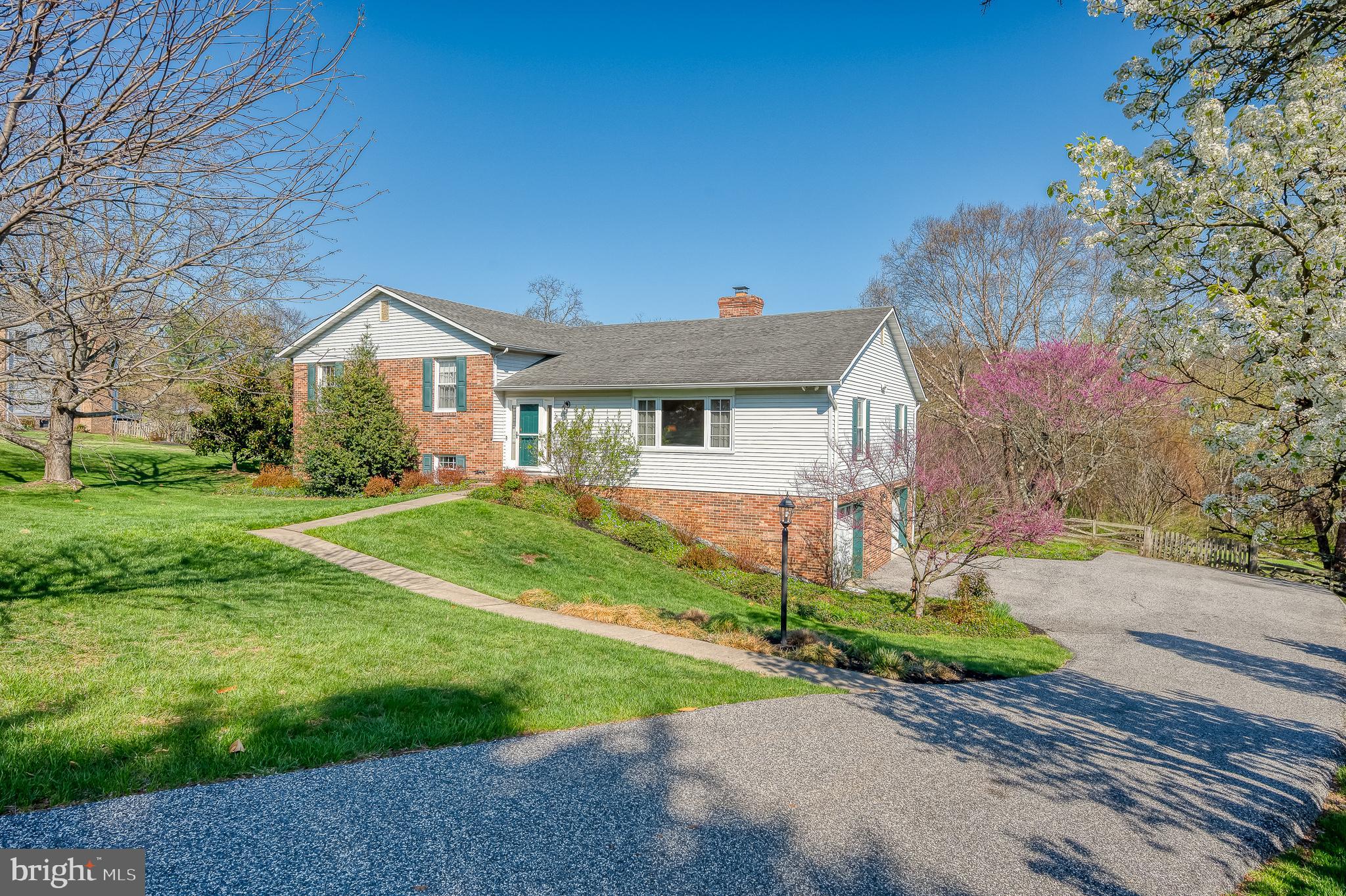 7 COUNTRY HILL COURT
