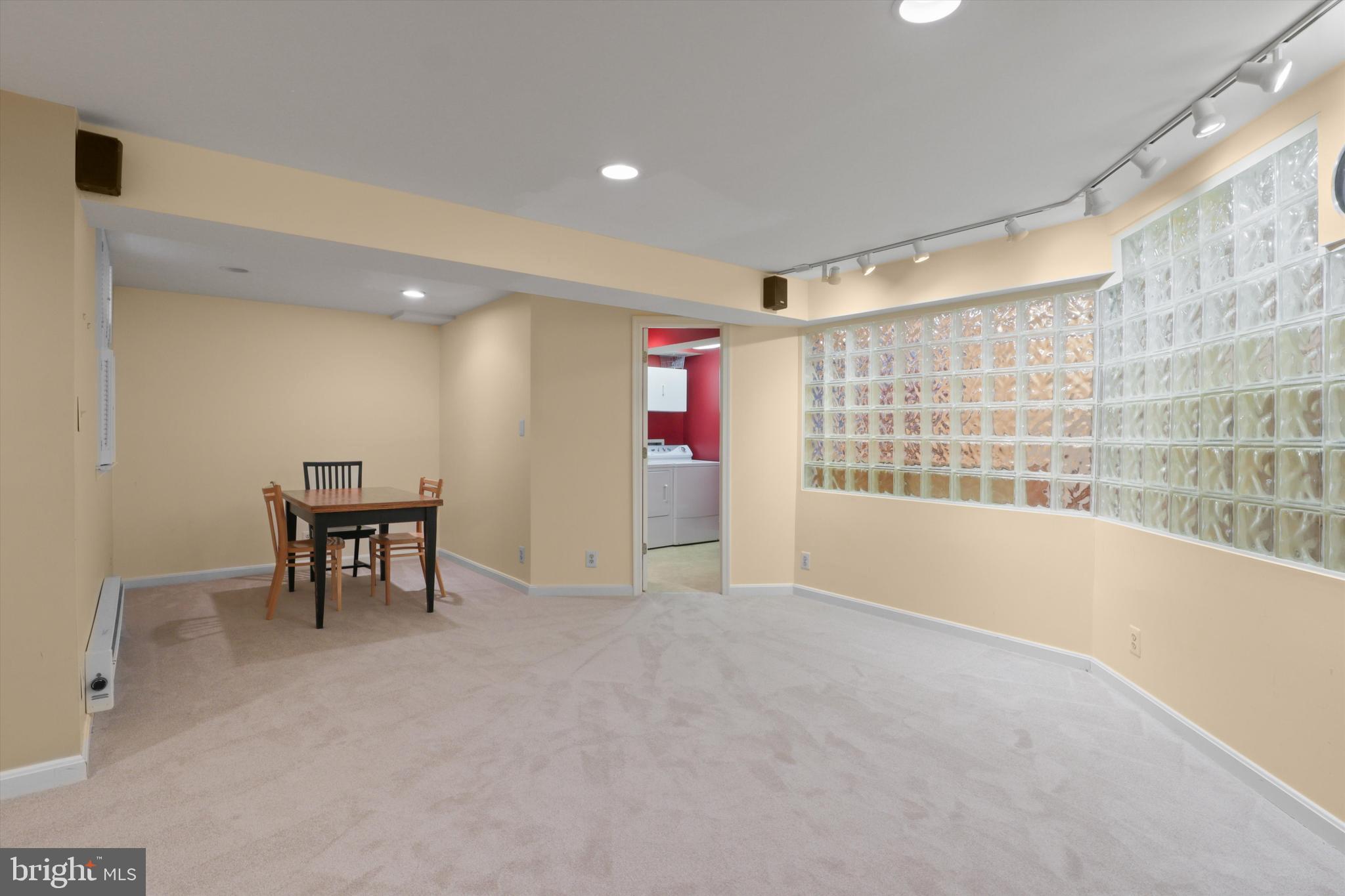 KINGSTON CHASE - Residential