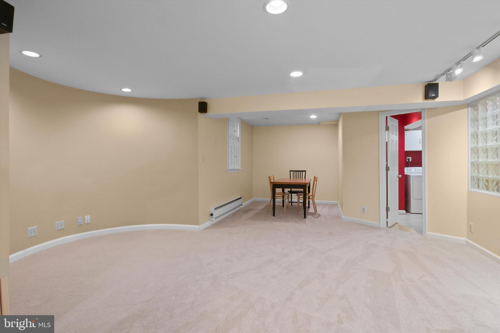 KINGSTON CHASE - Residential