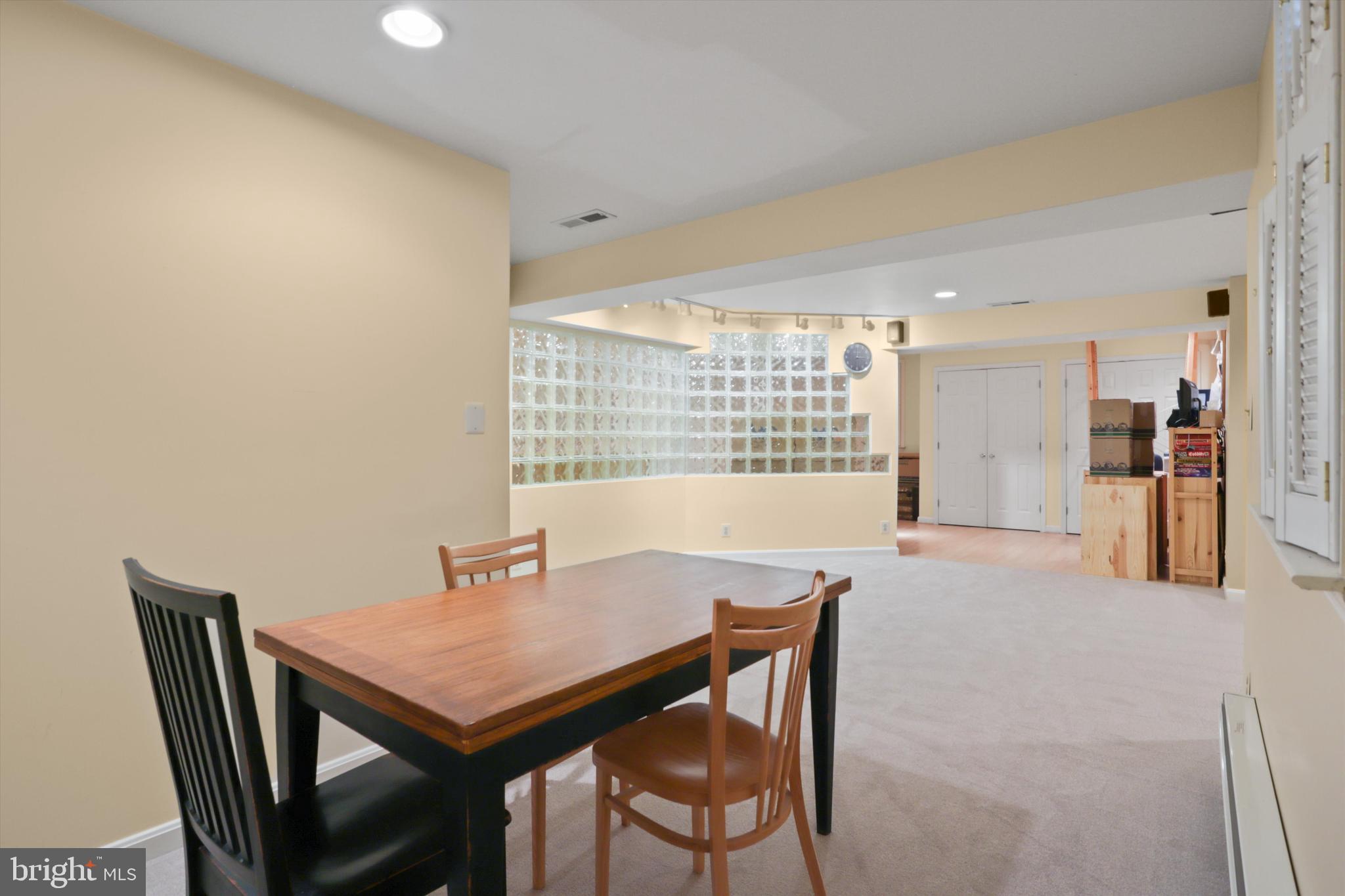 KINGSTON CHASE - Residential