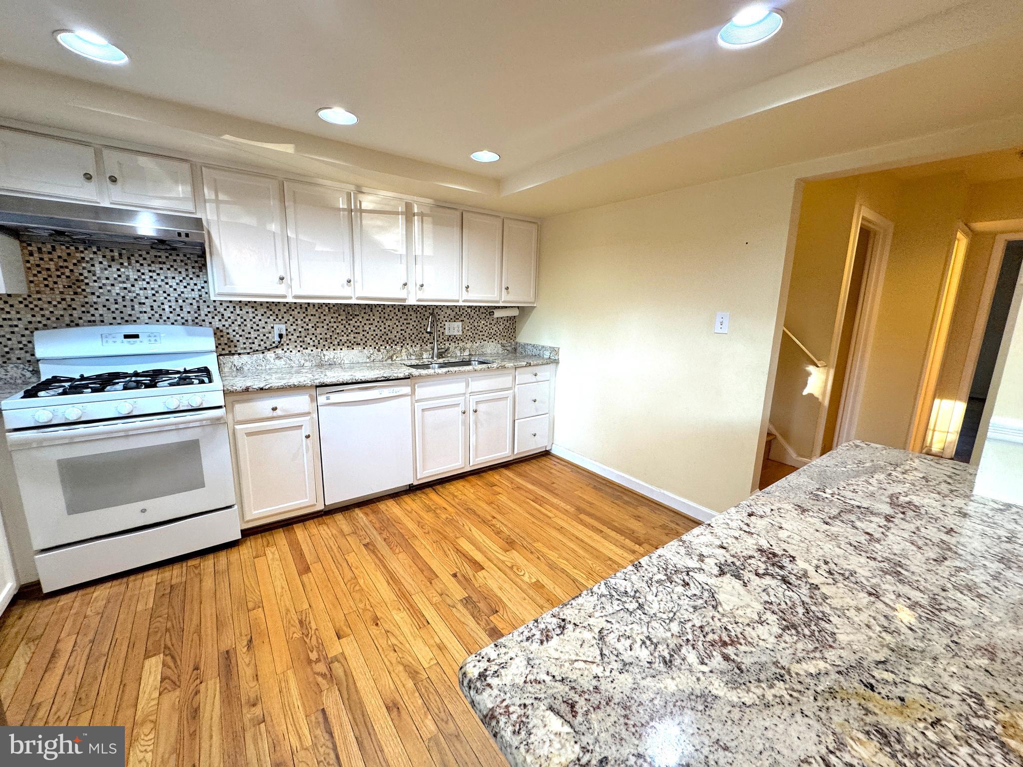 TOWNES OF MOOREFIELD - Residential Lease