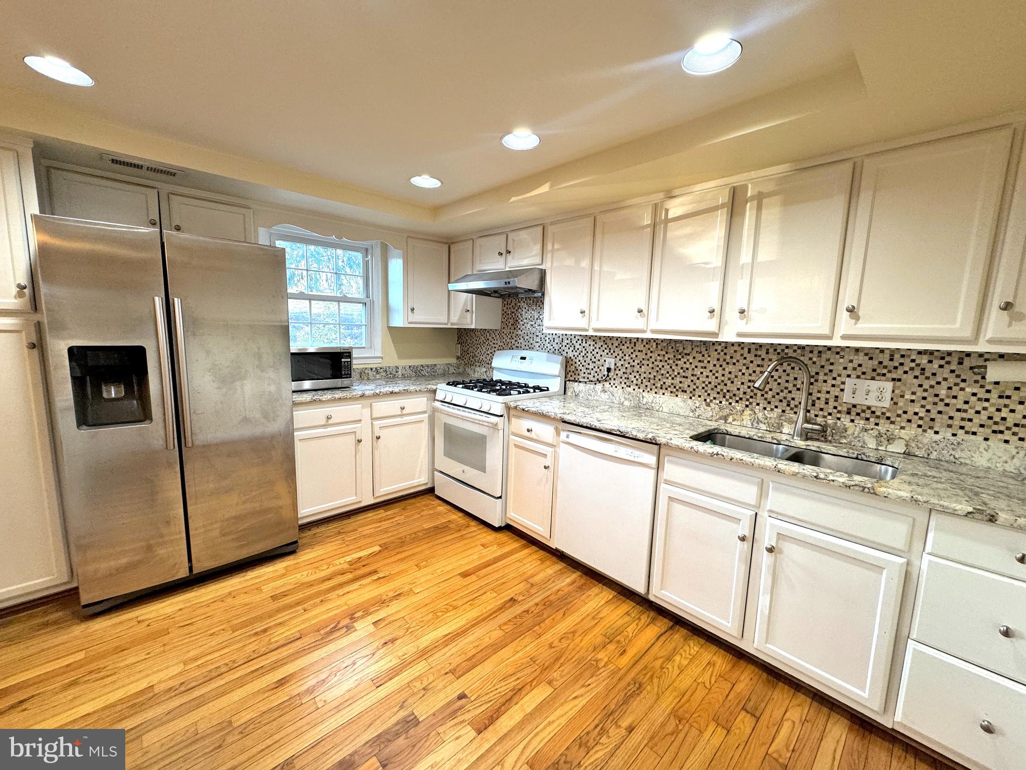 TOWNES OF MOOREFIELD - Residential Lease