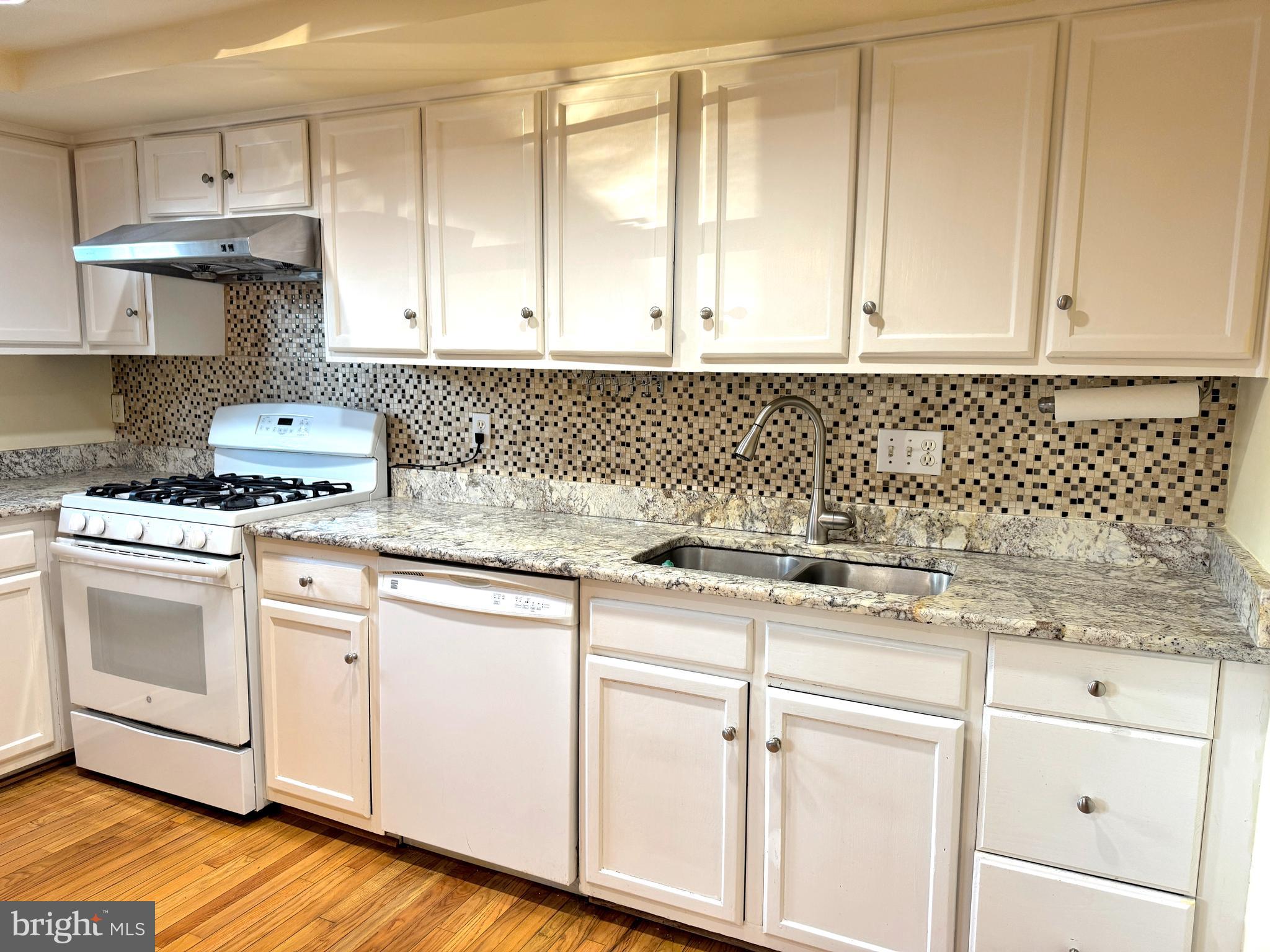 TOWNES OF MOOREFIELD - Residential Lease