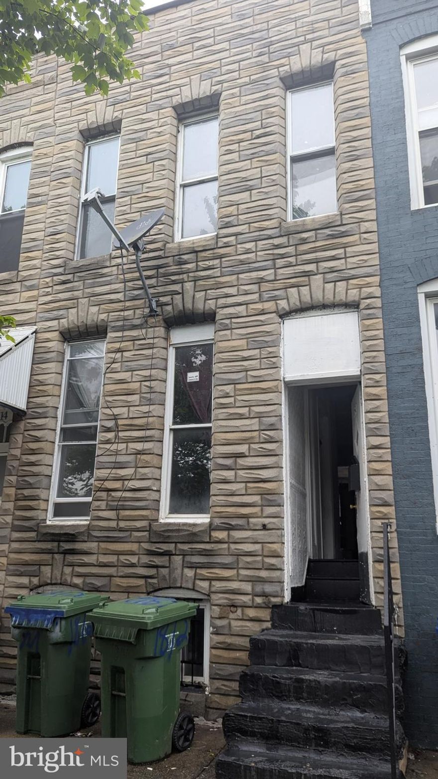 Investor Alert!
This house is vacant and ready for you to make it your home or next rental! 2 bedrooms and 1 bath at a great price! All information is assumed correct, but buyer's should do their due diligence and confirm. Please contact listing agent to schedule your showings!