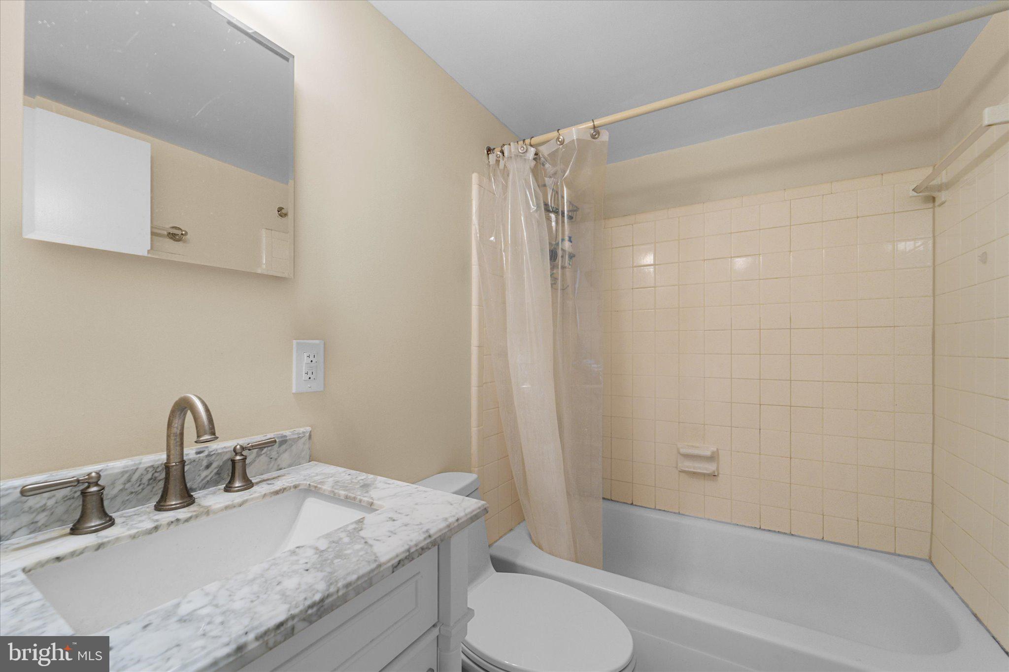 COUNTRY CLUB GREEN - Residential