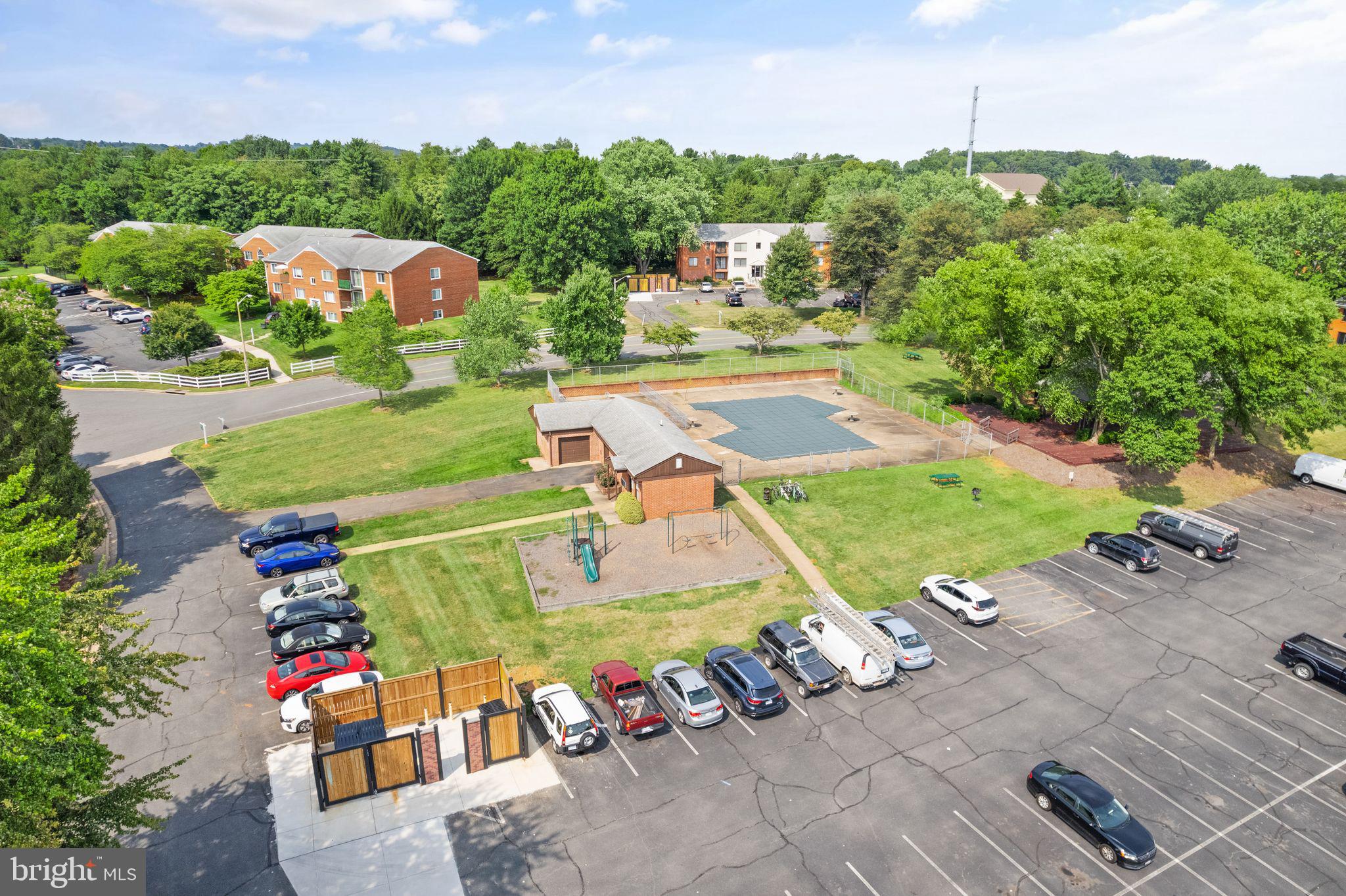 COUNTRY CLUB GREEN - Residential