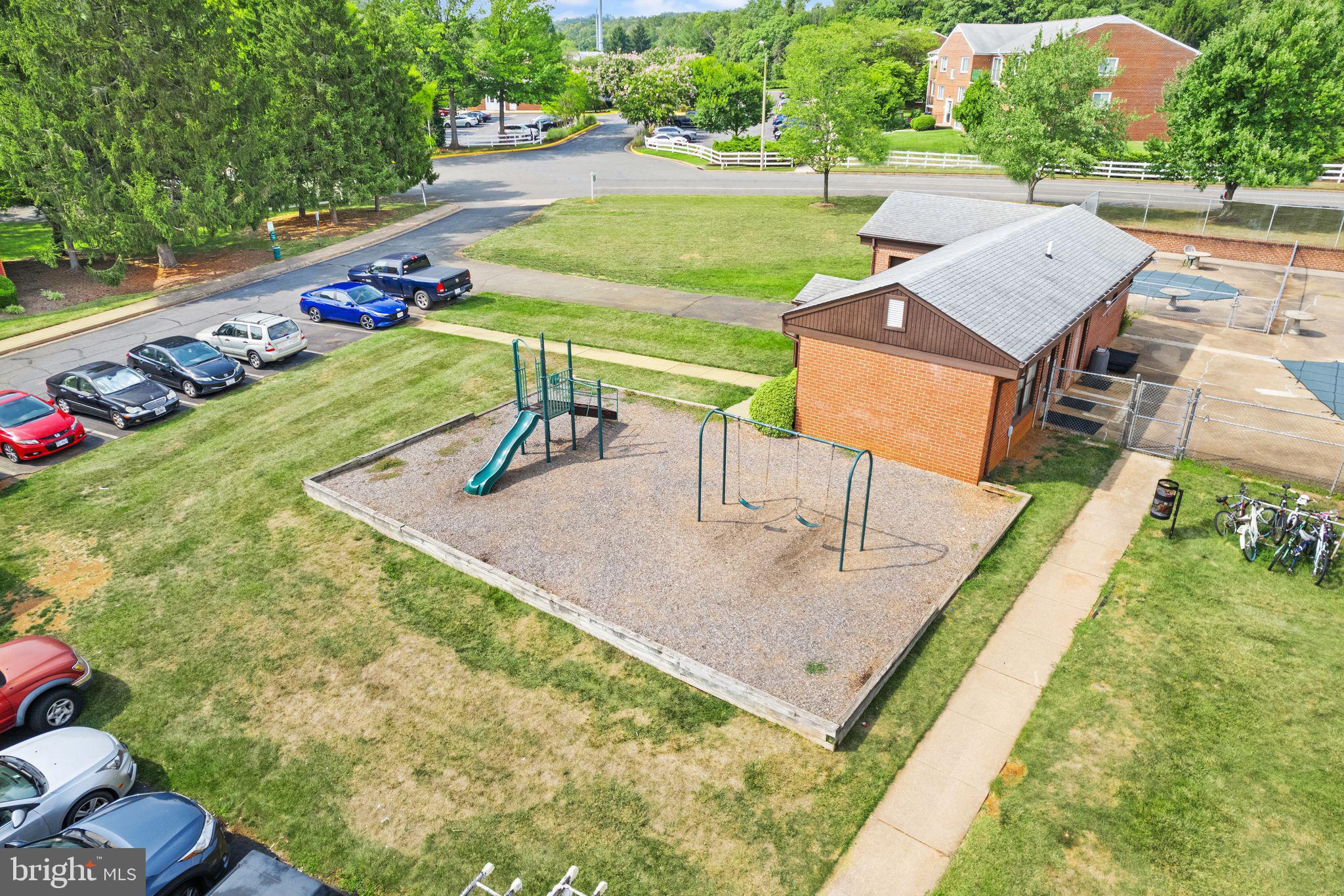 COUNTRY CLUB GREEN - Residential