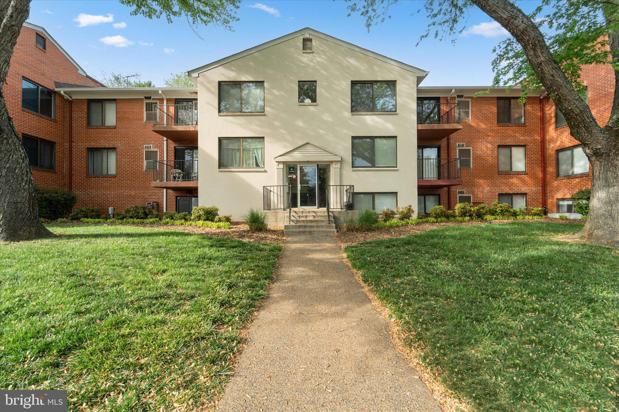 Top level 1 bedroom / 1 bath condo in immaculate condition. Updated kitchen with granite countertops and new cabinets. Open kitchen concept with bar seats. Brand new hardwood floors throughout entire condo. Plenty of closet space throughout condo. Schedule online to see it. Close to commuter routes and shopping.