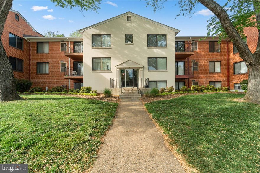 Top level 1 bedroom / 1 bath condo in immaculate condition.  Updated kitchen with granite countertops and new cabinets. Open kitchen concept with bar seats. Brand new hardwood floors throughout entire condo. Plenty of closet space throughout condo. Schedule online to see it. Close to commuter routes and shopping.