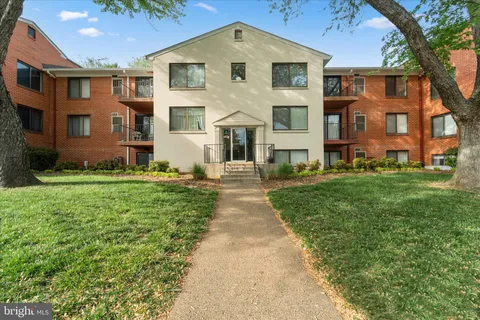 125 Clubhouse Drive SW Unit 11, Leesburg, VA 20175 - MLS#: VALO2095408