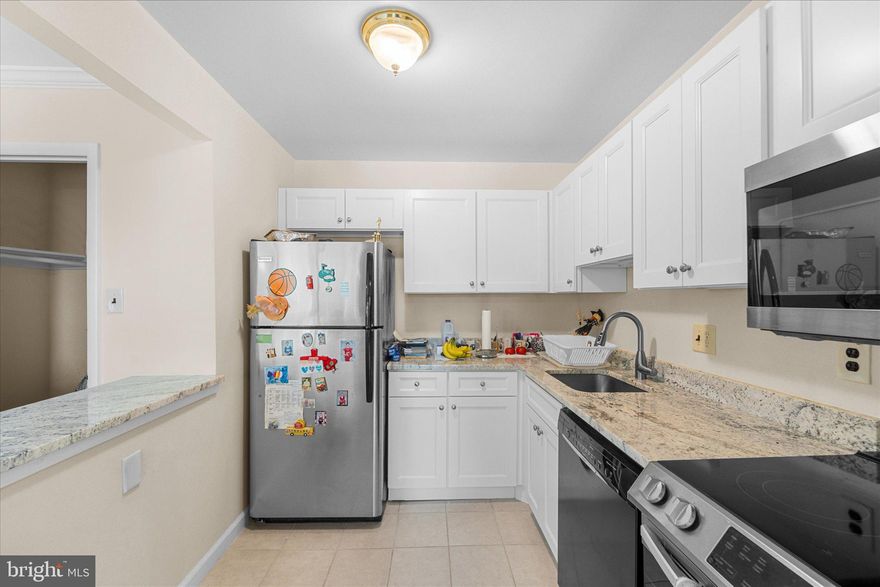 ******BRING ALL OFFERS!**** SELLER IS MOTIVATED*****
Top level 1 bedroom / 1 bath condo in immaculate condition.  Updated kitchen with granite countertops and new cabinets. Open kitchen concept with bar seats. Brand new hardwood floors throughout entire condo. Plenty of closet space throughout condo. Schedule online to see it. Close to commuter routes and shopping.